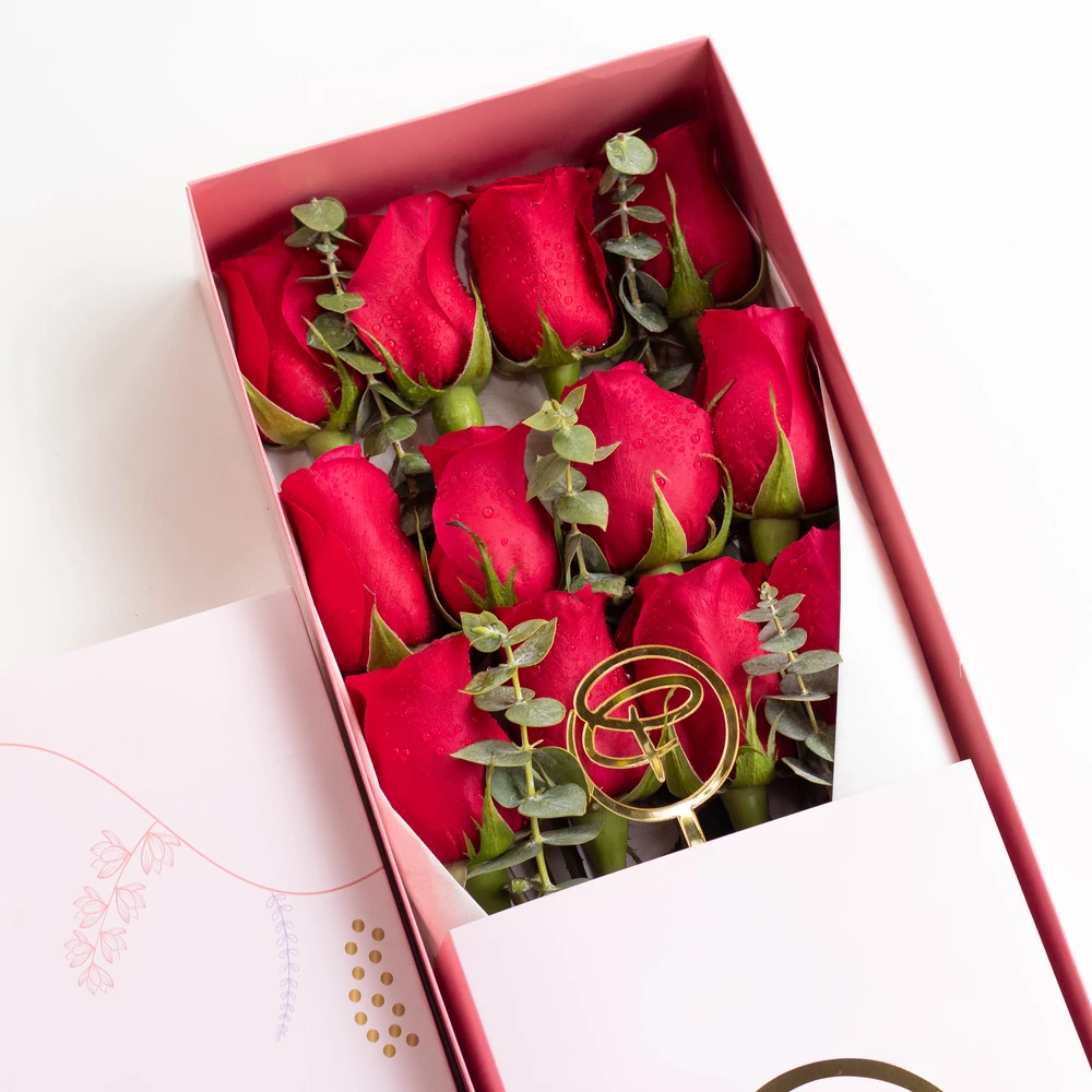 CAJA LARGA 12 ROSAS — rojo
